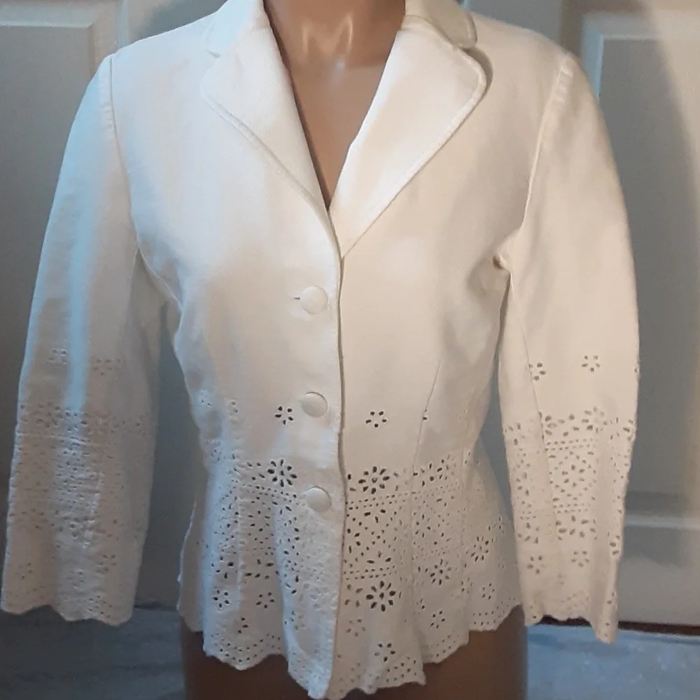Ann Taylor White Eyelet Floral Cutout Blazer Jacket | Size 6 | Spring Chic - Picture 2 of 12